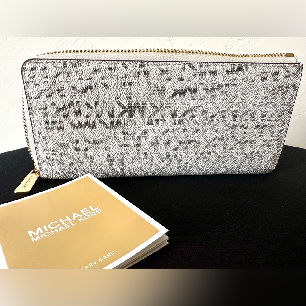 Michael Kors Vanilla Jet Set Travel Wallet - Picture 2 of 4